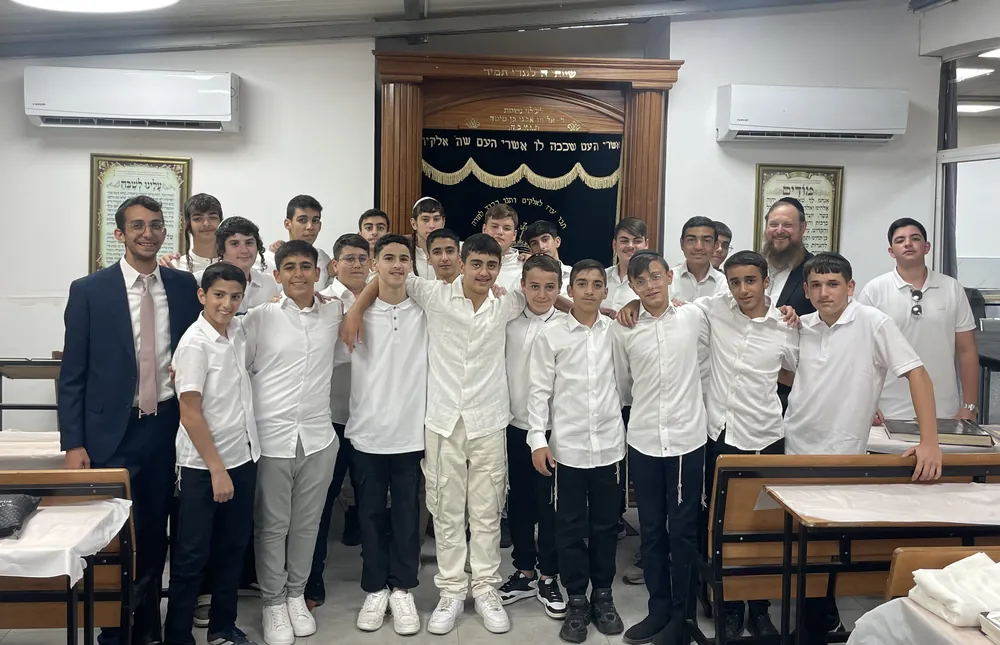 בחורים ורבנים בבית המדרש לקראת שבת - שבת שובה אצלנו