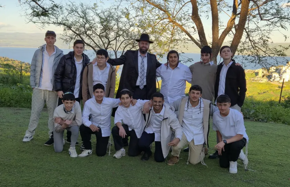 קבוצת בחורים עם רב ליד הכנרת - כל הישיבה ליד הכנרת