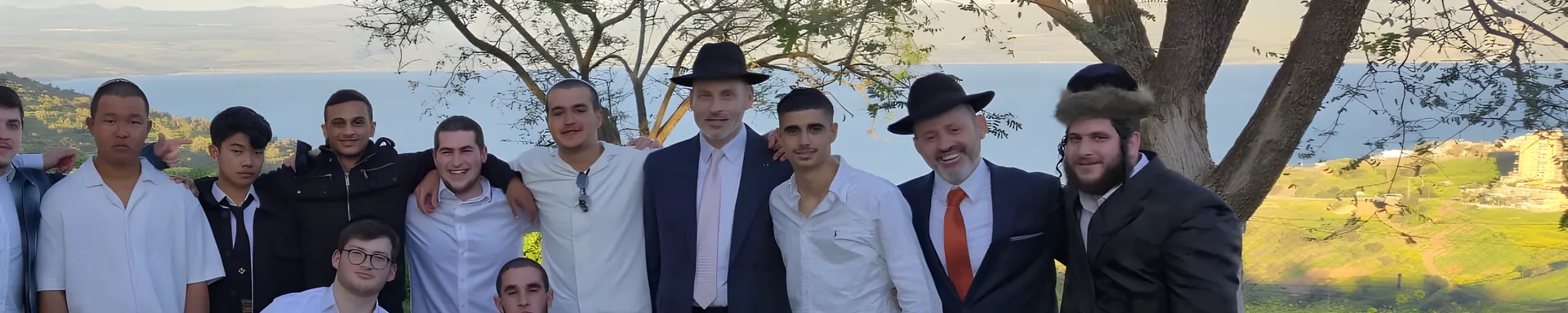 רבנים ובחורים מול הכנרת - כל הישיבה ליד הכנרת