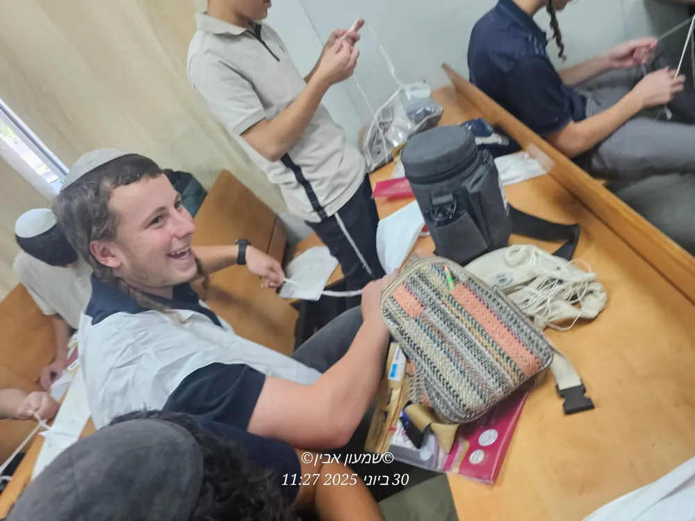 תלמידים מכינים ציציות בסדנה - סדנת הכנת ציציות בבית המדרש