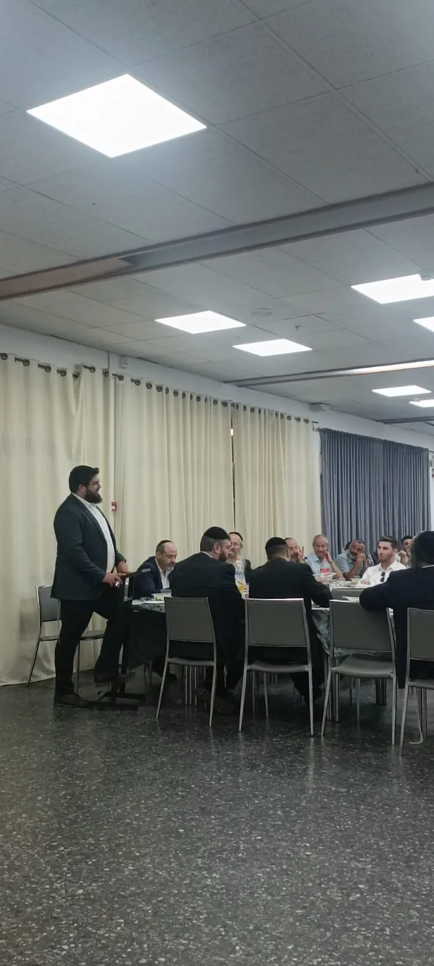 איש צוות מדבר בארוחת סיום כיתה יב - ערב הסיום של מחזור י״ב