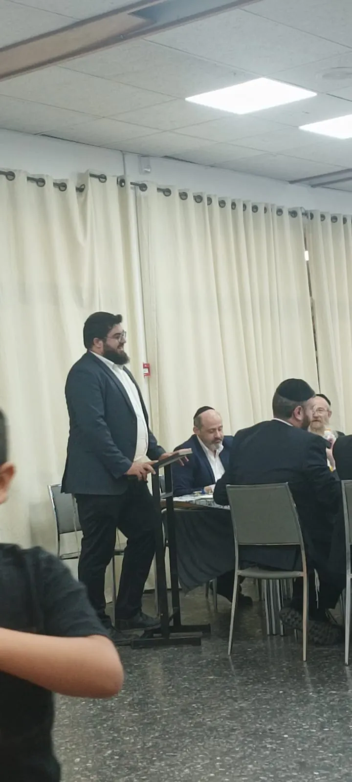 איש צוות נושא דברים בארוחת סיום כיתה יב - ערב הסיום של מחזור י״ב