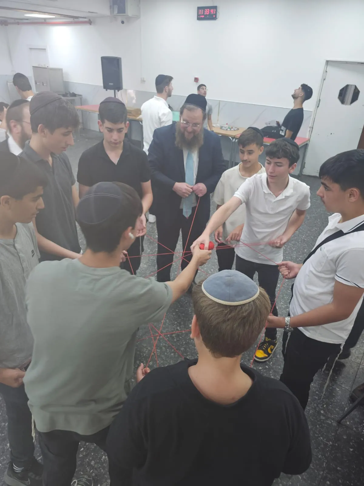 פעילות חברתית לתלמידים - פעילות גיבוש באולם: מעגל אחד, כל הבחורים בפנים
