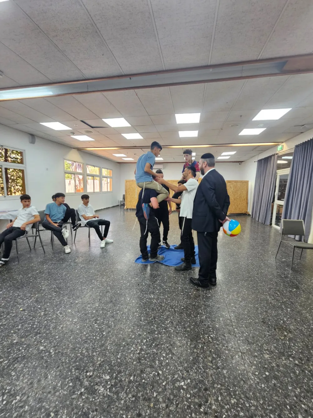 פעילות חברתית לתלמידים - פעילות גיבוש באולם: מעגל אחד, כל הבחורים בפנים