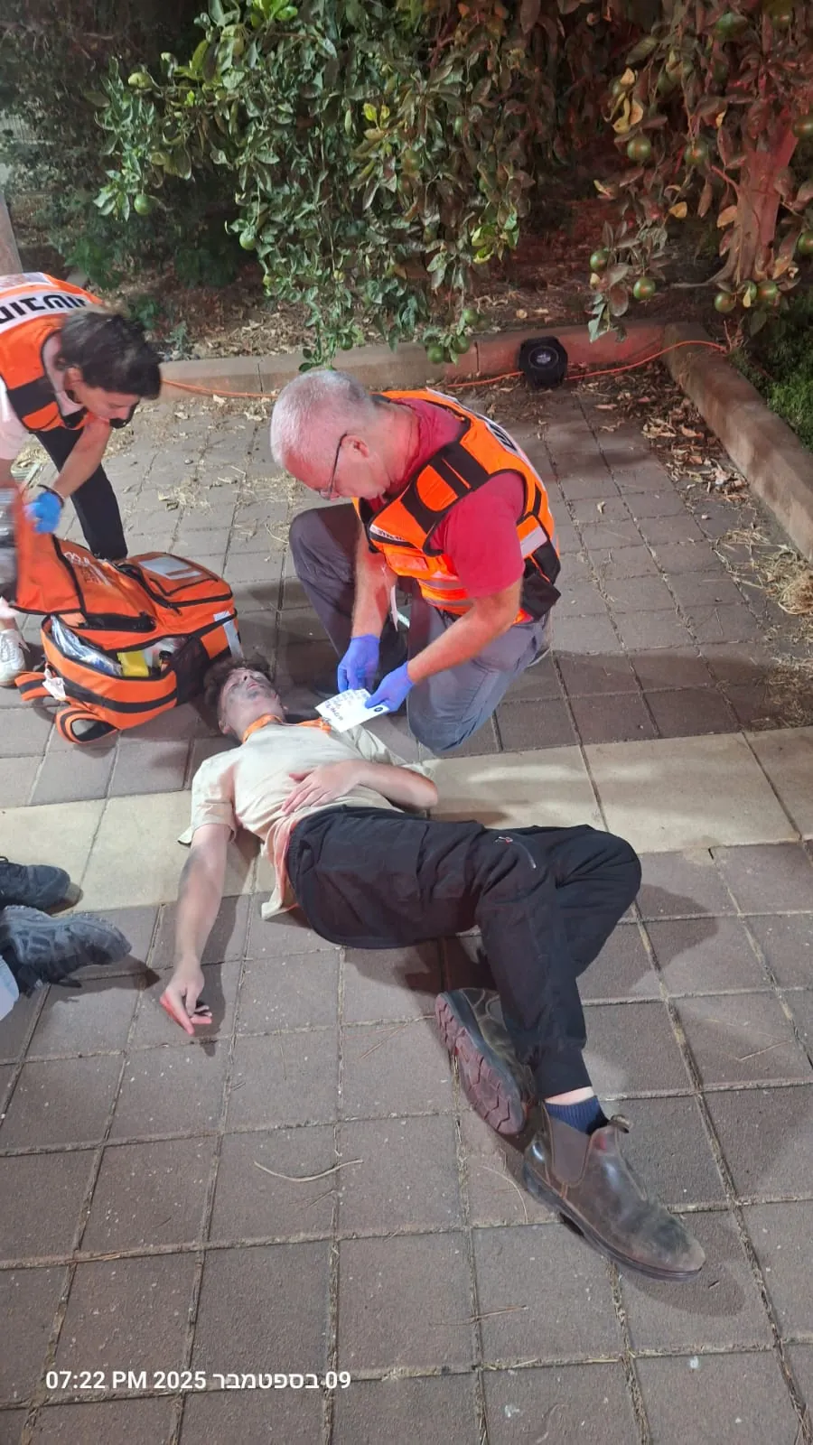 שני מתנדבים בודקים מדמה נפגע השוכב על הקרקע - תרגיל חירום משותף עם מתנדבי איחוד הצלה