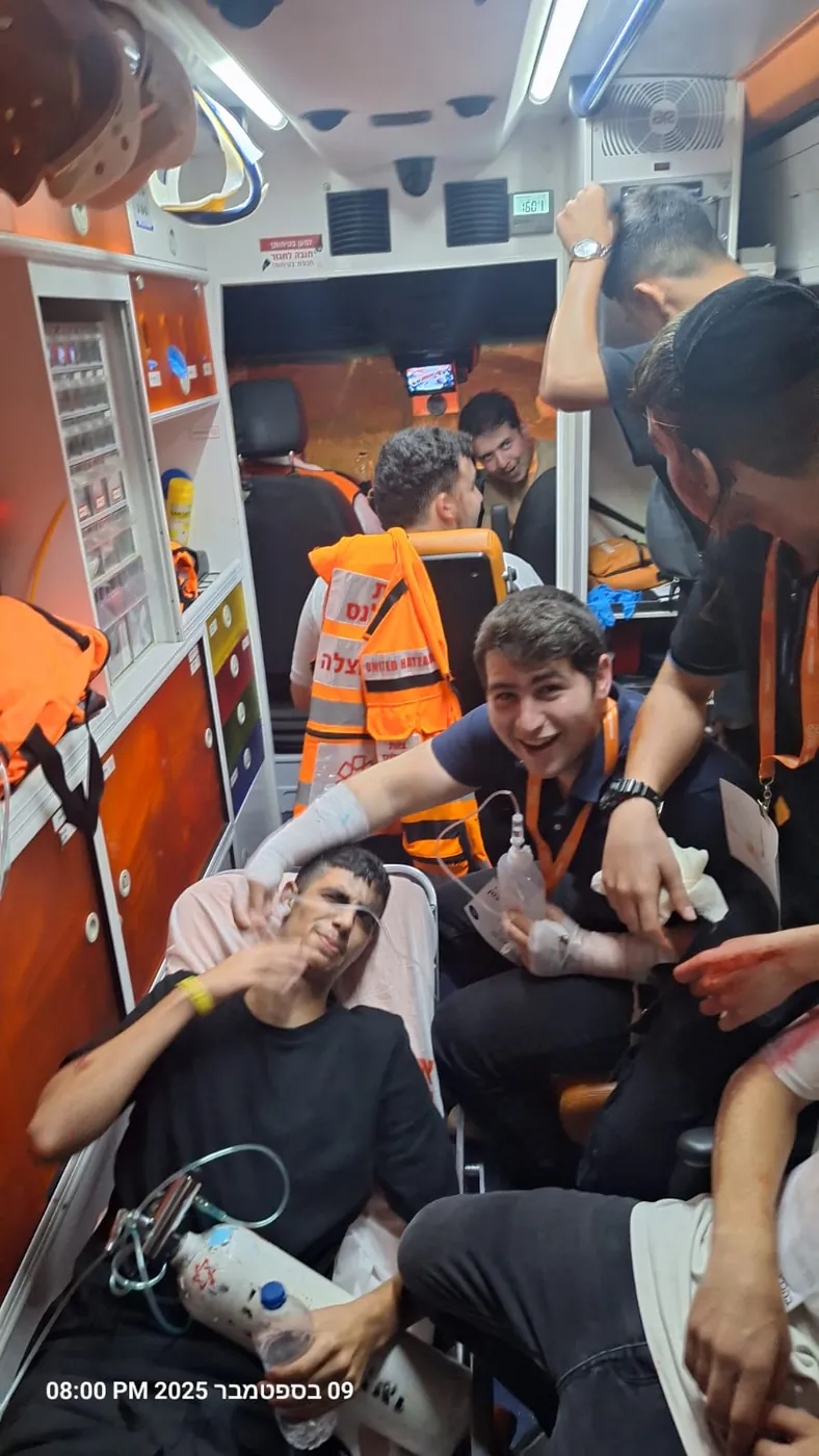 תלמידים מדגימים טיפול בפצוע מדומה על אלונקה בתוך אמבולנס - תרגיל חירום משותף עם מתנדבי איחוד הצלה