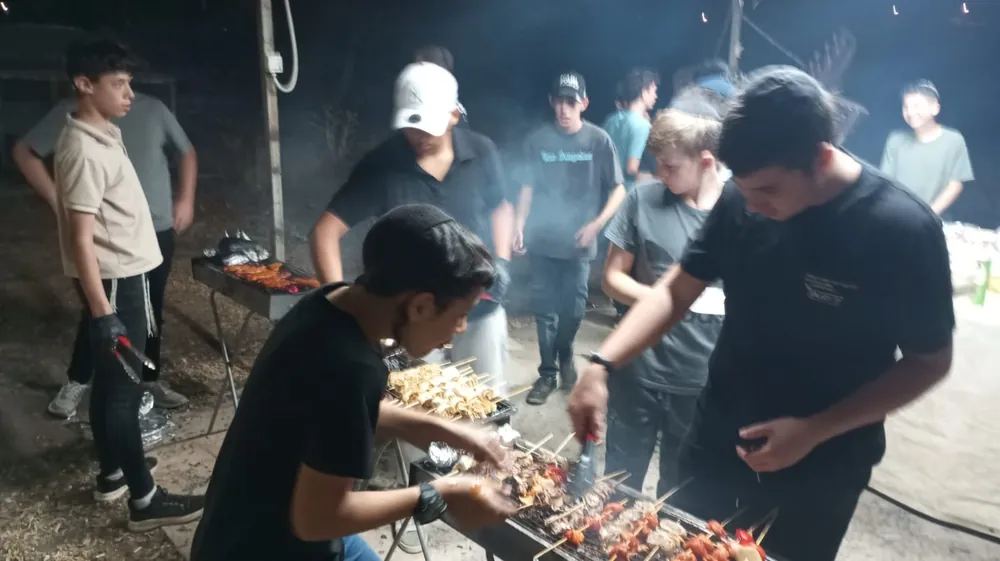 הכנת שיפודים על המנגל - ימים נוראים בישיבה, וסיום מסכת שסגר את תשרי
