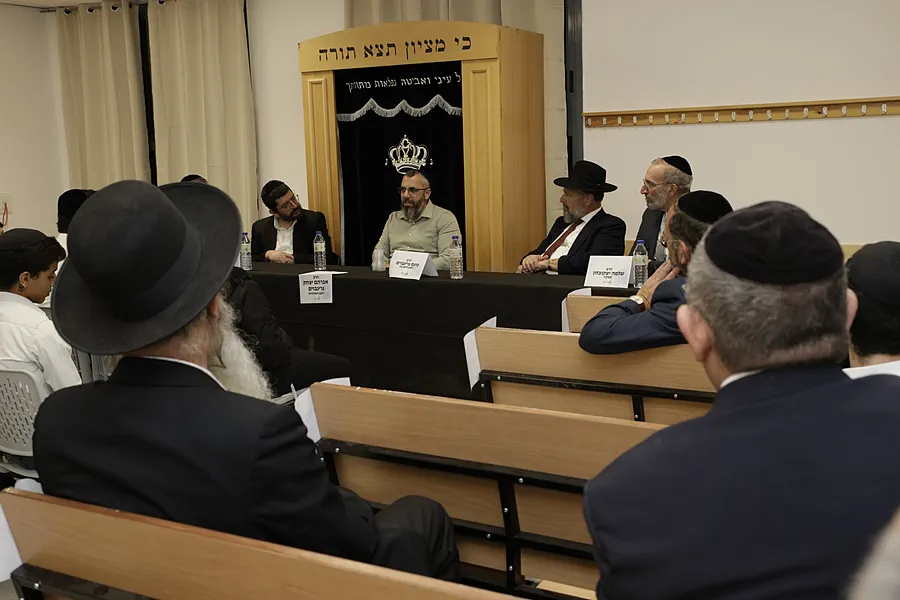 רבנים מול ארון הקודש בחנוכת זיו אור חריש