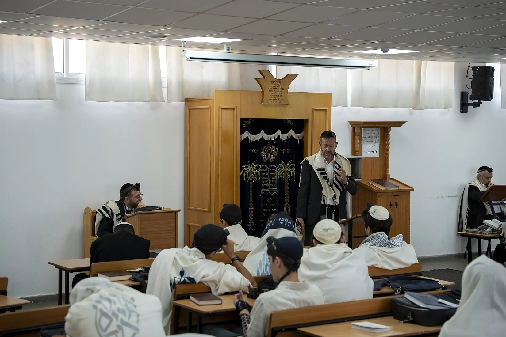 רב בטלית מדבר מול ארון הקודש בזיו אור נתניה