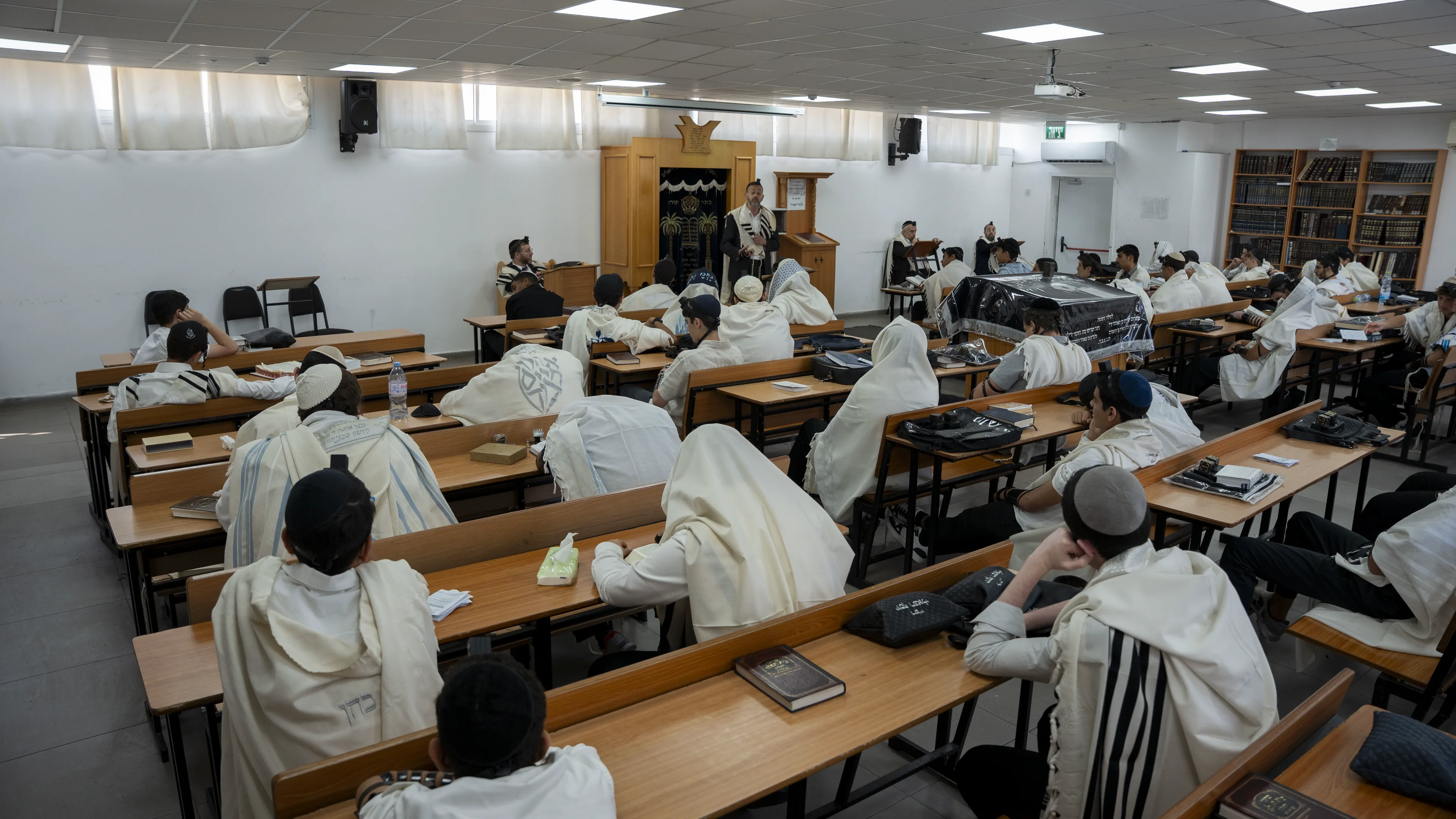 בית המדרש של זיו אור נתניה בתפילת שחרית